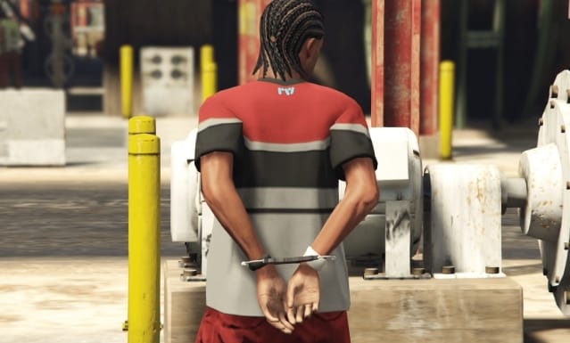 Personaje esposado por la Policía, en FIveM